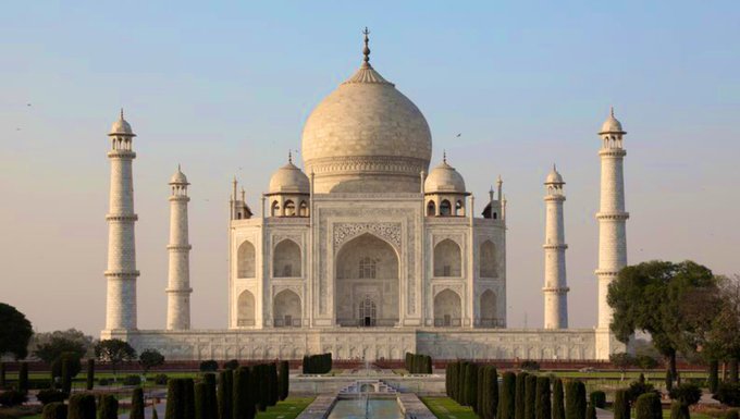 Tajmahal :में दो युवकों ने चढ़ाया गंगाजल, ओम का स्टीकर भी लगाया!